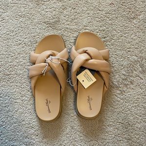 Universal Threads taupe slides
